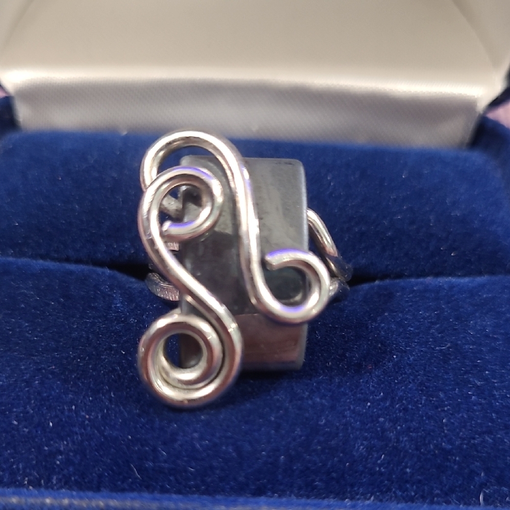 Elegant Silver Swirl Ring